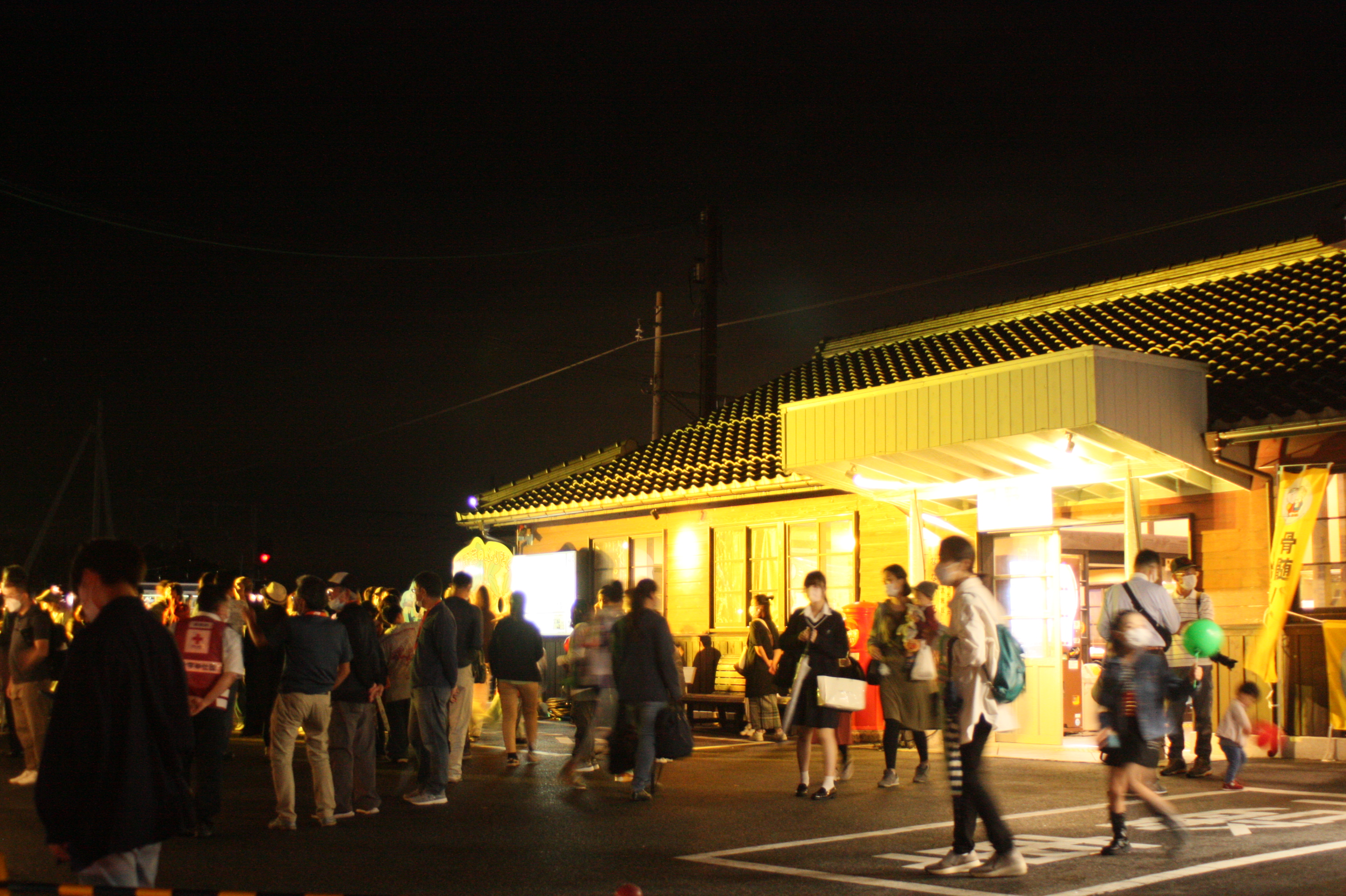 「ライトアップコンサート」開催時の日野駅前の様子